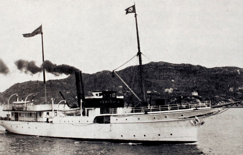 D/S Hornelen frakta veljarar gratis frå Grøytøyra til Askvoll i 1905, men fekk etterpå ikkje berre rosande omtale for ekstraturen. Skipet var til vanleg svartmåla, men er her heilt 'kvit til ære' for sommar-turistane.