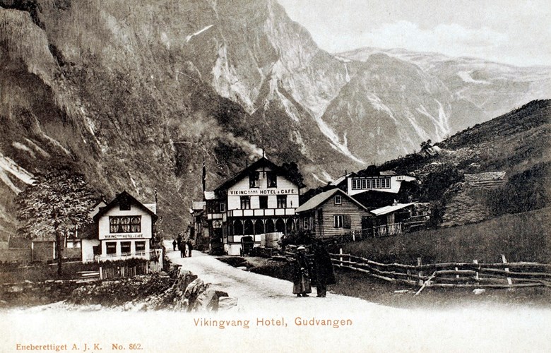 Frå Gudvangen kring 1907. Her var fleire hotell, dampskipsstoppestad, telefonstasjon og postopneri. Postopnar og lensmann Rognald Dræge i Nærøy lensmannsombod, budde på Gudvangen.

