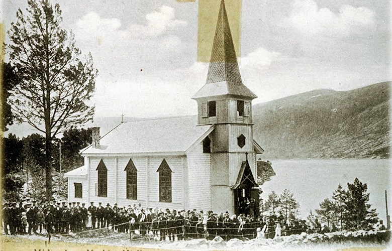 Midtgulen kyrkje. Kyrkja var ferdigbygd i 1904, og vart nytta som vallokale ved folkerøystingane i 1905.