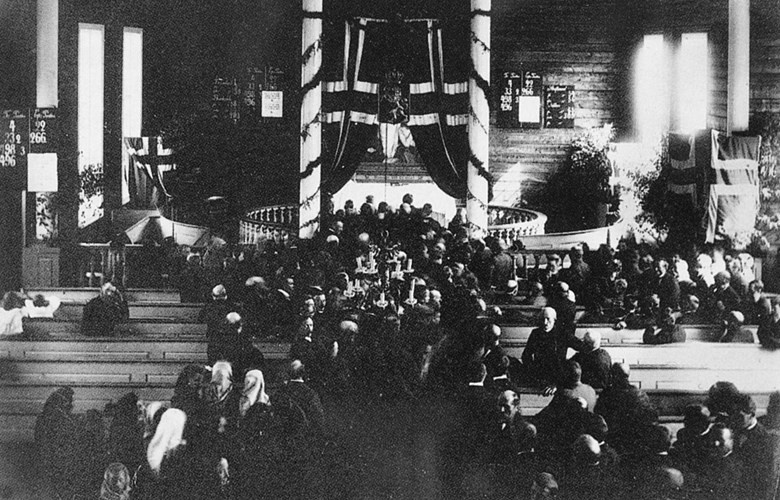 Eid kyrkje brukt som vallokale ved folkerøystingane i 1905. Kyrkja var pynta med flagg, blomekransar og bjørkelauv.