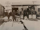 Tønneproduksjonen i Gaular voks kraftig i åra kring 1905. Fiskeria hadde teke seg opp att kring århundreskiftet, og åra fram til 1920 var ein gullalder for tønneproduksjonen i Gaular. Her ser vi tønnefabrikken til Johan Bjørvik.