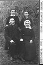 Johannes Ottesen (1846-1937) og kona Brita Systad Ottesen (1840-1930) og to av døtrene. Johannes var ordførar i Hyllestad 1894-1916, og lærar i 54 år.