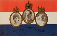 I 1905 og 1906 vart det laga mange postkort med bilete av den nye kongefamilien. Dette kortet vart nytta som julekort i 1909.