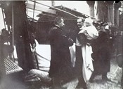 Statsministar Christian Michelsen tek imot den nye norske kongefamilien. Kong Håkon kom saman med dronning Maud og kronprins Olav til Kristania med den norske marinefartyet "Heimdal" 25. november 1905.
