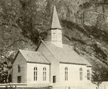 Tønjum kyrkje kring 1930. Kyrkja var vallokale i 1905. Tønjum kyrkje vart sett opp etter at den gamle stavkyrkja bles ned i 1824.