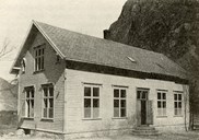 Nye Tønjum skule vart bygd i 1903. Fleire nye skular vart bygde tidleg på 1900-talet. 