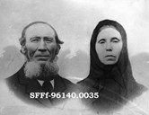 Foto av Karl Rasmussen Nordpollen og kona Anna Eiriksdotter. Karl var fødd kring 1838 og Anna kring 1840. Dei budde på Nordpollen som jordlause husmenn i 1900. Dette biletet er teke kring 1880-1900. Karl var truleg med på røystingane både den 13. august og den 12. og 13. november. 