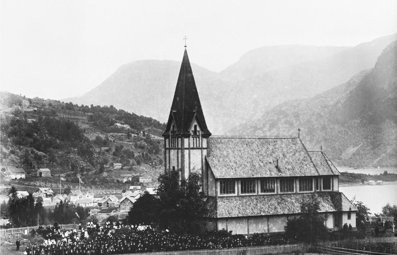 Stedje kyrkje den 13. august 1905. Fotografen har samla den store folkemengda som var møtt fram denne dagen for å røysta ja eller nei til unionsoppløysinga.