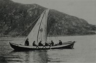 Seksæring med årar og segl og fullt mannskap.  Dette var den vanlege båttypen før skøyter med dekk og fiskedampskip kom til Vågsøy kring hundreårskiftet. 
 