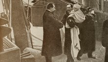 26. november 1905 var ein stor dag for dei kongetrugne sulingane. Her stig kong Haakon i land som Norges konge for fyrste gong. Statsminister Michelsen tek i mot og helsar velkomen til Norge.