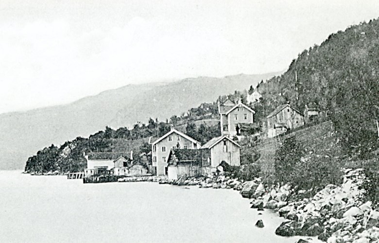 Faleide var lenge sentrum i tidlegare Innvik kommune, med skysstasjon, dampskipstoppestad, tingstad, lensmann, bank, post og kommunale kontor. Faleide var ein sentral plass langs den tidlegare hovudvegen mellom Bergen og Trondheim, der det var båtsamband mellom Faleide og Utvik.

