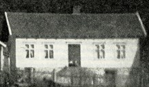 Opptakten til skiping av ein sparebank i Årdal vart gjort i 1905. Her er fyrste lokalet til banken (1908 til 1927). 