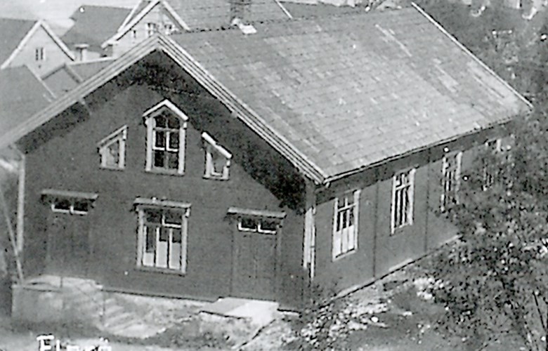 Forsamlingshuset Fram i Florø (utsnitt). I 1905 var huset røystestad i begge folkerøystingane, og her vart halde stor folkefest 26. november i høve kongeinntoget i Kristiania 25. november. 