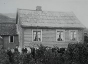 Her ser vi rikstelefonstasjonen på Hafslo i 1905. Stasjonen heldt hus hos Andreas Mo og kona Ranveig. Andreas Mo var smed og Ragnhild styrde telefonstasjonen.