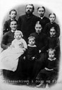 Familien Tvedt. Hermund S. Tvedt var lensmann i Jostedal frå 1882 til 1912. Kona Anna var jordmor i kommunen. Jordmødrene hadde ein viktig funksjon i helsestellet. Det var langt til lege og enda lengre til sjukehus. 