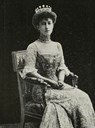 Dronning Maud, den yngste, "livligste og smukkeste af kong Edwards og dronning Alexandras døtre", stod det i eit stykke i Fjordenes Blad, 22.11.1905, og at ho hadde arva mora sitt talent for språk og musikk. Ho hadde m.a. lært seg å snakka flytande dansk.
