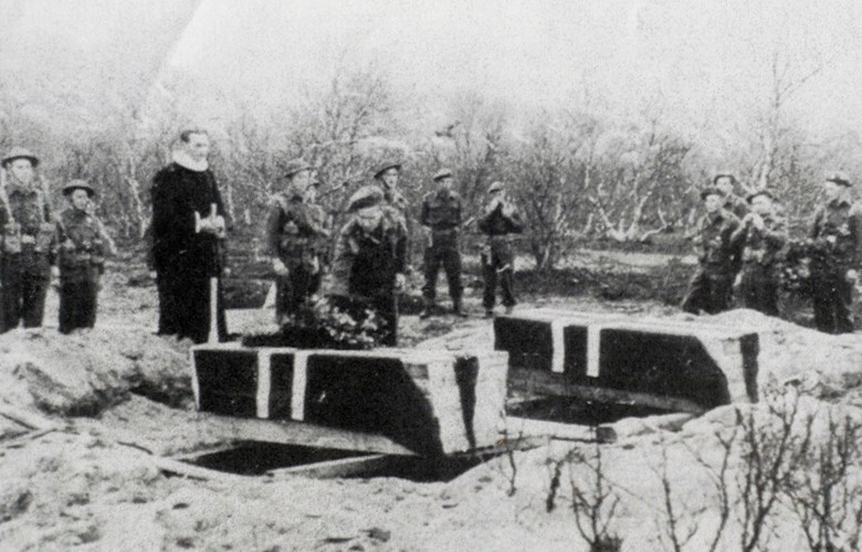 Oskar Dale og Gunnar Aspehaug fall i Porsanger 31. januar 1945, og vart gravlagde der. Feltprest Erling Fagerheim forrettar og ein offiser legg krans på bårene. Kistene er sveipte i norske flagg (orlogsflagg).
