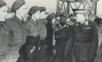 HKH Kronprins Olav, saman med kompanisjefen, major Sturla Rongstad, inspiserer 2. Bergkompani under paraden på dekket av kryssaren H.M.S. "Berwick" før avreisa til Noreg 1. november 1944.