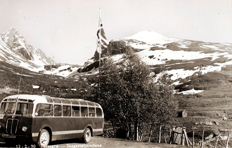 Utsyn frå Turtagrø mot Skagastølstindane (t.v.) og Dyrhaugryggen. Sommaren 1939 låg 10 engelske studentar på Turtagrø, og det var under klatring i Skagastølstindane at ein fall utfor eit 500 meter høgt stup.