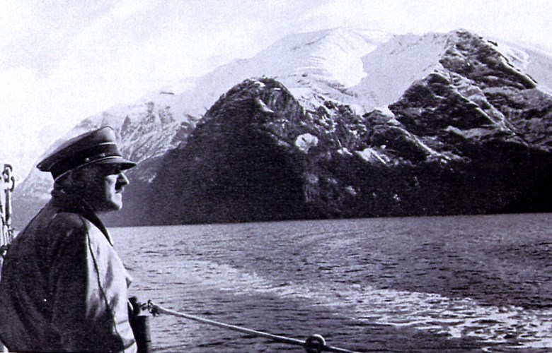 Adolf Hitler om bord på "Deutschland" i Aurlandsfjorden. Beitelen i bakgrunnen, der fjorden deler seg inn til Flåm (mot venstre) og Gudvangen (mot høgre).