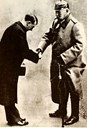 Hitler helsar på rikspresidenten, den gamle feltmarskalk Hindenburg, etter at han hadde utnemnt Hitler til rikskanslar, 30. januar 1933.