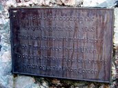 På plata står:  MTB 345 var oppdaga her * av tyske styrkar 28.7.1943 * Etter kort kamp vart mannskapet * på 7 arrestert og ført til Ulven * To dagar seinare vart dei der brutalt * avretta og senka i Korsfjorden.