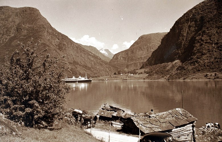 Det polske skipet "Pilsudski" for anker i Skjolden, 28. juli 1939. Biletet er teke frå Fjøsne, ein snau kilometer ut frå Skjolden på nordsida av fjorden.