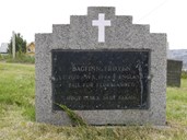 Gravminnet på grava til Dagfinn Frøyen, fødd 1. juli 1920, døydde 19. mai 1944 i England. "Fall for fedrelandet" står det på steinen. "Høgt elska. Sårt sakna."