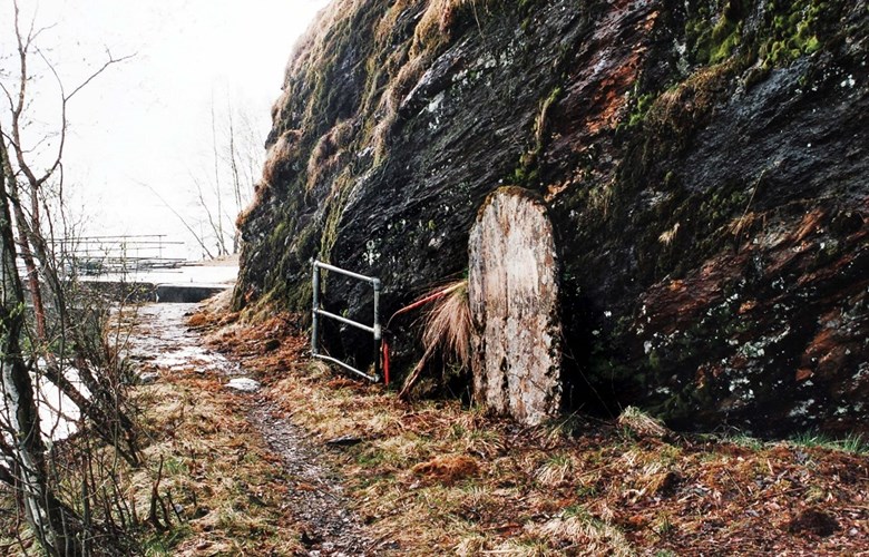 Kommunegrensesteinen ved på gamlevegen forbi Rånnøyberget mellom Marifjøra og Gaupne. Han er ca 175 cm høg, 110 cm brei nede og ca 15 cm tjukk nede.