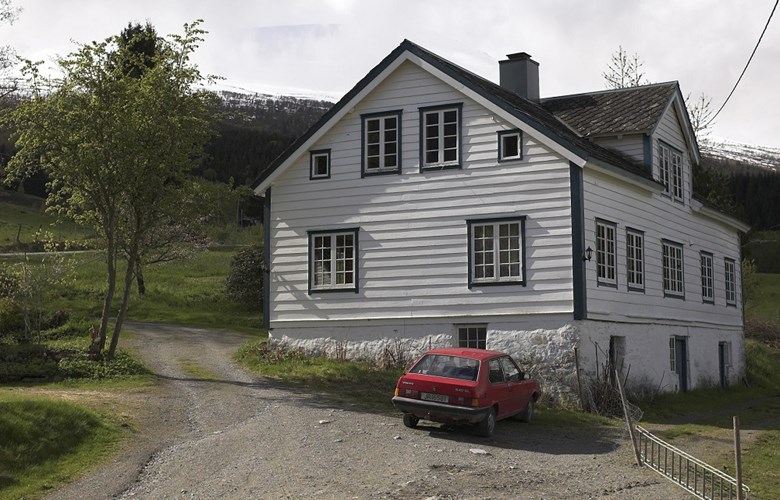 Knut A. Taraldset var mykje med i styre og stell, men fyrst og fremst bonde. Biletet viser våningshuset på Taraldset 2005. 