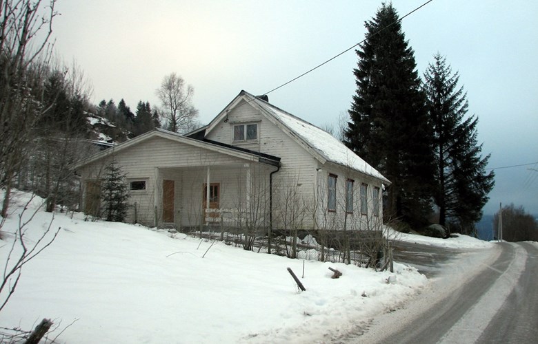 Betania, Kjølsdalen bedehus 2006. Huset ligg tett attmed vegen på austsida av elva kring to km frå riksvegen.