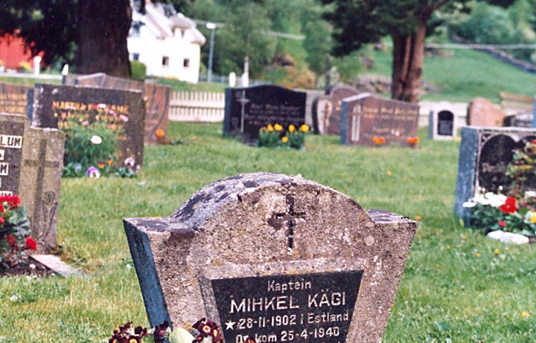 Den utanlandske krigsgrava på kyrkjegarden i Flåm. Den estiske kapteinen Mihkel Kägi omkom 25. april 1940. Han vart gravlagd 26. april. Flåm Ungdomslag reiste minnesteinen og steller grava.