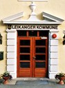 Hovudinngangen til Tinghuset. Kommunevåpenet og LEIKANGER KOMMUNE vart skøytt på inngangspartiet  i  1991 då kommunen tok huset i bruk som eit reint kommunalt administrasjonshus.
