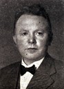 Olav Tveit, ordførar i Leikanger i 1939 og formann i  byggjenemnda for Tinghuset.