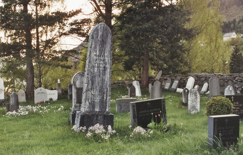 Peder Hafsaas vart gravlagd vest for kyrkja på Stårheim kyrkjegard, 12. mai 1916. Han må ha vore ein avhalden oppsynsmann. Styret ved superfosfatfabrikken og arbeidarar på anlegget reiste minnesteinen på grava hans. 