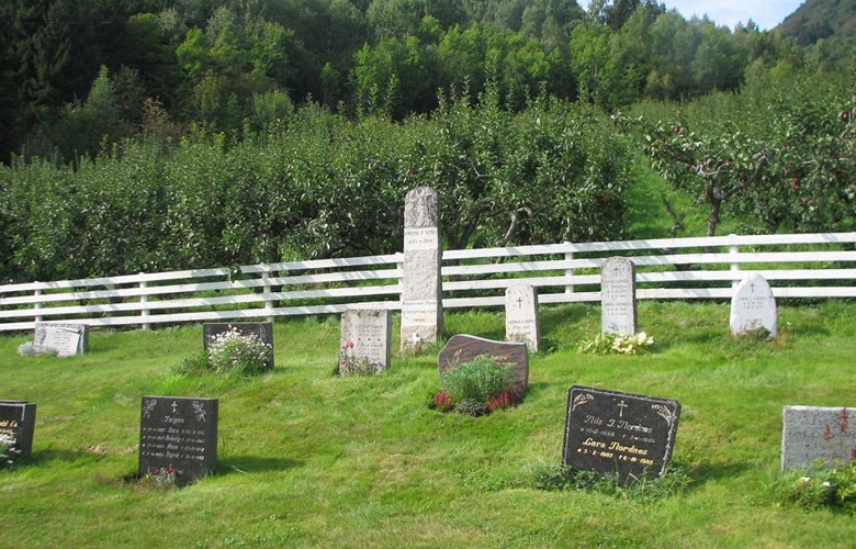 Minnesteinen på grava til Anders O. Venes på kyrkjegarden ved Norum kyrkje.