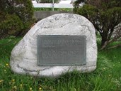 <p>Minnesmerket p&aring; kyrkjegarden i V&aring;gsv&aring;g over ni menn fr&aring; Shetland som omkom i forlis ved Hindanes fyr 12. desember 1931.</p>