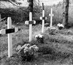 Fire av dei omkomne vart gravlagde i Vågsvåg. Krossane som har namneplate står på gravene til tre menn frå Shetland. 