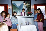 Søndagsskulen tenner adventslysa på gudstenesta før jul i 1992.