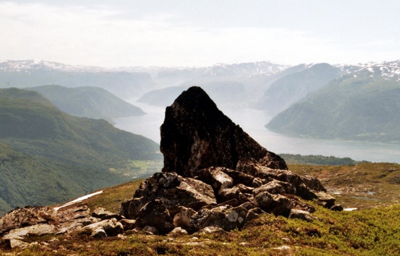Kjeringi eller også nemnt Kjeringasteinen på Kjeringafjellet. Steinen ligg på vel 1100 moh på austsida i sør. I bakgrunnen Hermansverk og Fresvik.