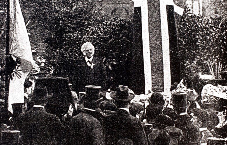 Nordraak-bautaen i Berlin blei avduka 17. mai 1906. Bjørnstjerne Bjørnson heldt avdukingstalen.
