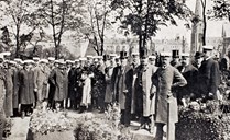 Handelsstandens Sangforening Christiania ved grava til Nordraak 3. mai 1906 under ei songarferd til Danmark og Tyskland.