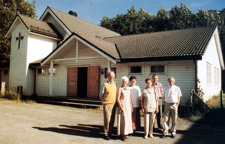 Bedehuset Betania, bygd 1905 og påbygd i 1988. Me ser bedehusstyret 1999 med formannen Kåre Nils Os til venstre, vidare: Anne Lise Vedvik, Aud Berstad, Jenny Skipenes, Henrik Stokkenes og Magne Øyra.