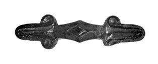 Bronsespenne frå kvinnegrav på Skaim, utgravi i 1964. Spennet er knapt 6 cm langt.