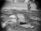 Frå utgravinga i 1933. Lars Vikesland d.e. står i bakgrunnen.