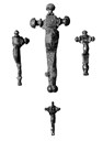 Fire krossforma bronsespenne frå kvinnegrava som vart utgravi i 1933. Det største spennet er knapt 13 cm langt. 