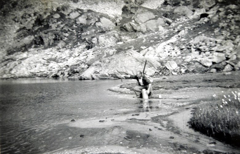 Andreas Gåserud (biletet) og Tryggve Rishovd sette ut 50 aurar i Svartavatnet sommaren 1940.