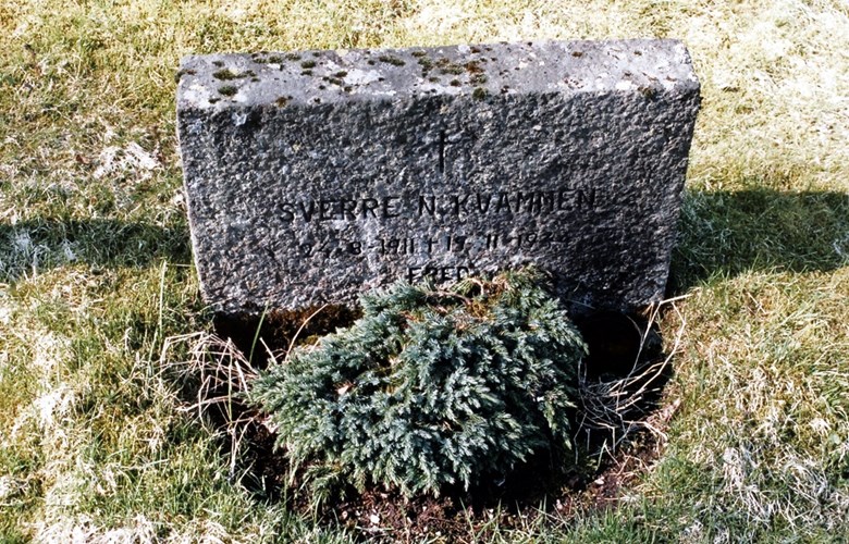 Krigsgrav på gravplassen i Vassenden. Sverre N. Kvammen (1911-1944) vart gravlagd 27. november 1944. Det var ei uvanleg stor gravferd.