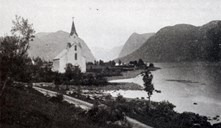 Johannes Sandal hadde med fleire bilete i "Glimt fra Jølsters fortid". Dette er eit K.Knudsen-fotografi med biletteksten "Helgheims Kirke. Kjøsnesfjorden i baggrunden."