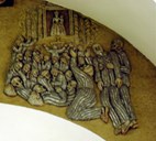 Relieff på korbogen. Fangar som overnattar i kyrkja. Relieffet er til minne om dei tolv fangane som vart sparka i hel her i februar 1945.